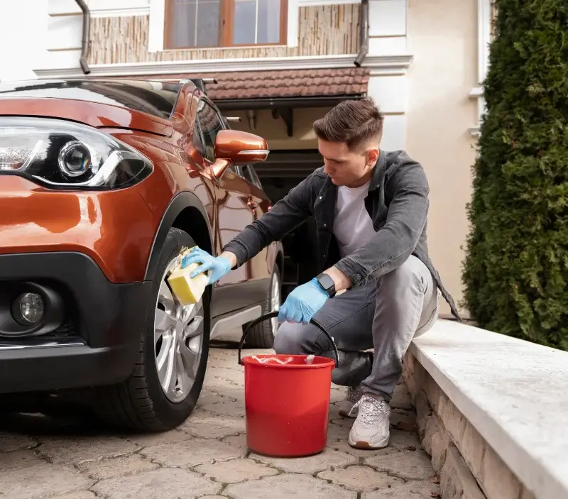 Lavage auto à domicile Dissay-sous-Courcillon : professionnel intervenant sur un véhicule